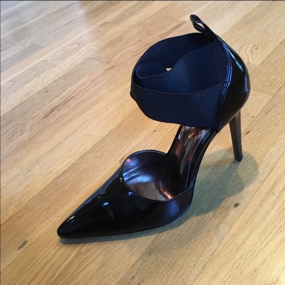 Carlos Santana Patent Pointy Pumps 💋 - Picture 2 of 6